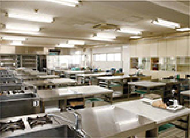 【製菓】3人制、【製パン】4人制。少人数チームで実習を行い、実践力を身につける
