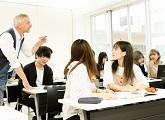 クラスは20名までの少人数制。ネイティブ講師も多く京都にいながら留学気分が味わえる