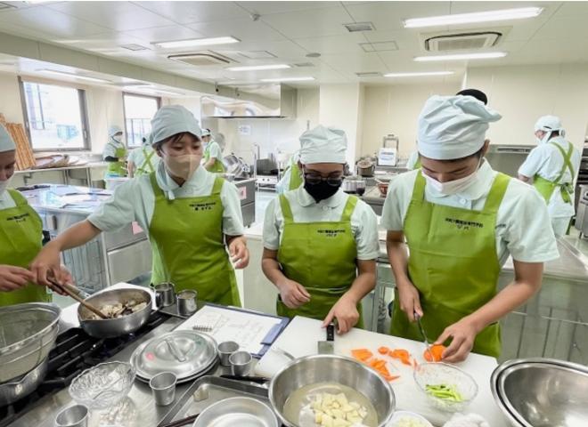 姉妹校に調理・製菓・栄養の学校があるので、食の介護もばっちり！