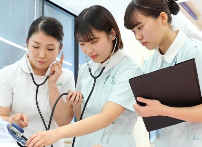 大阪駅・大阪梅田駅から徒歩9分 大阪医専 総合校舎。臨床現場と同じ最先端の学内環境